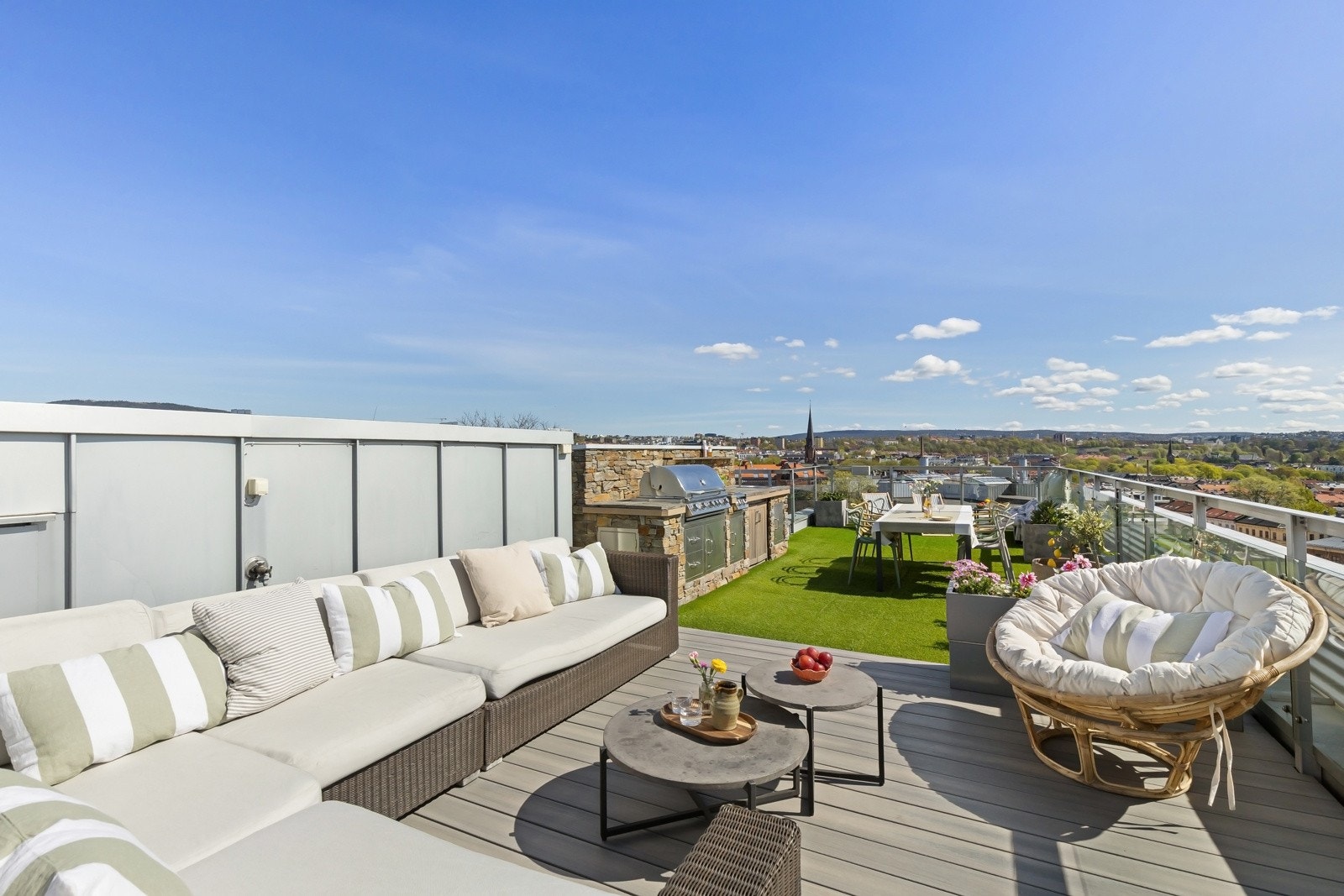 To store soner med fin plass til generøst utemøblement som lounge, langbord og solstoler. Galleribilde