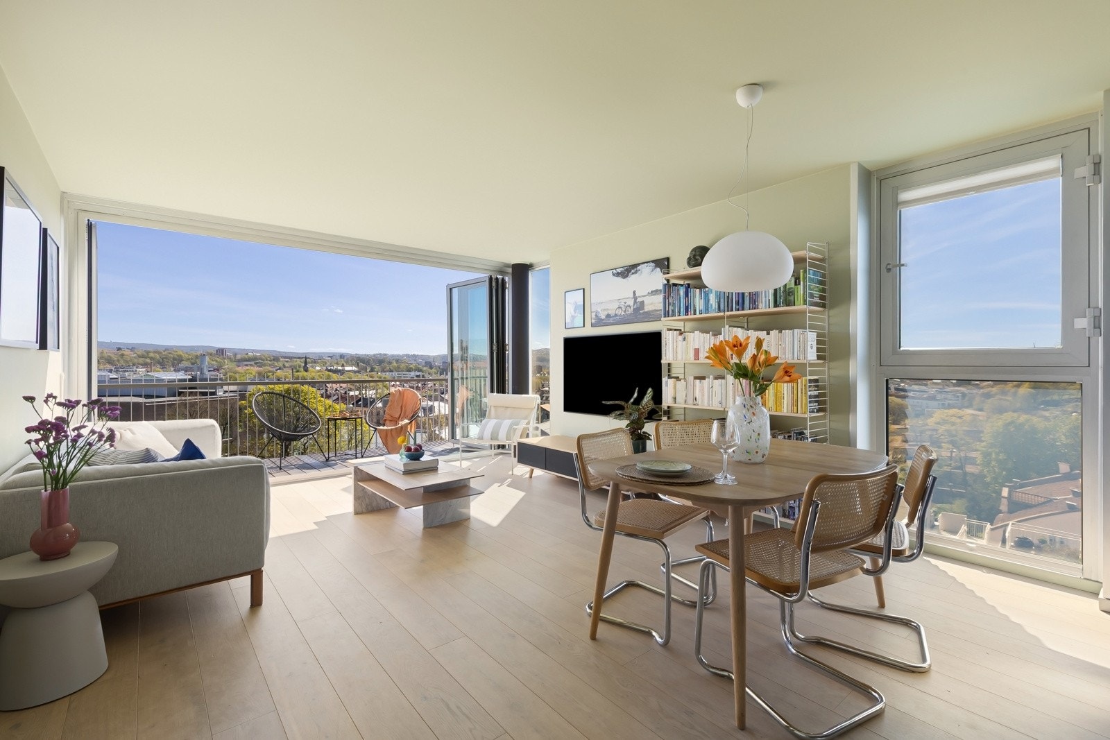 Vindusflater i tre himmelretninger og helt skjermet for innsyn. Galleribilde