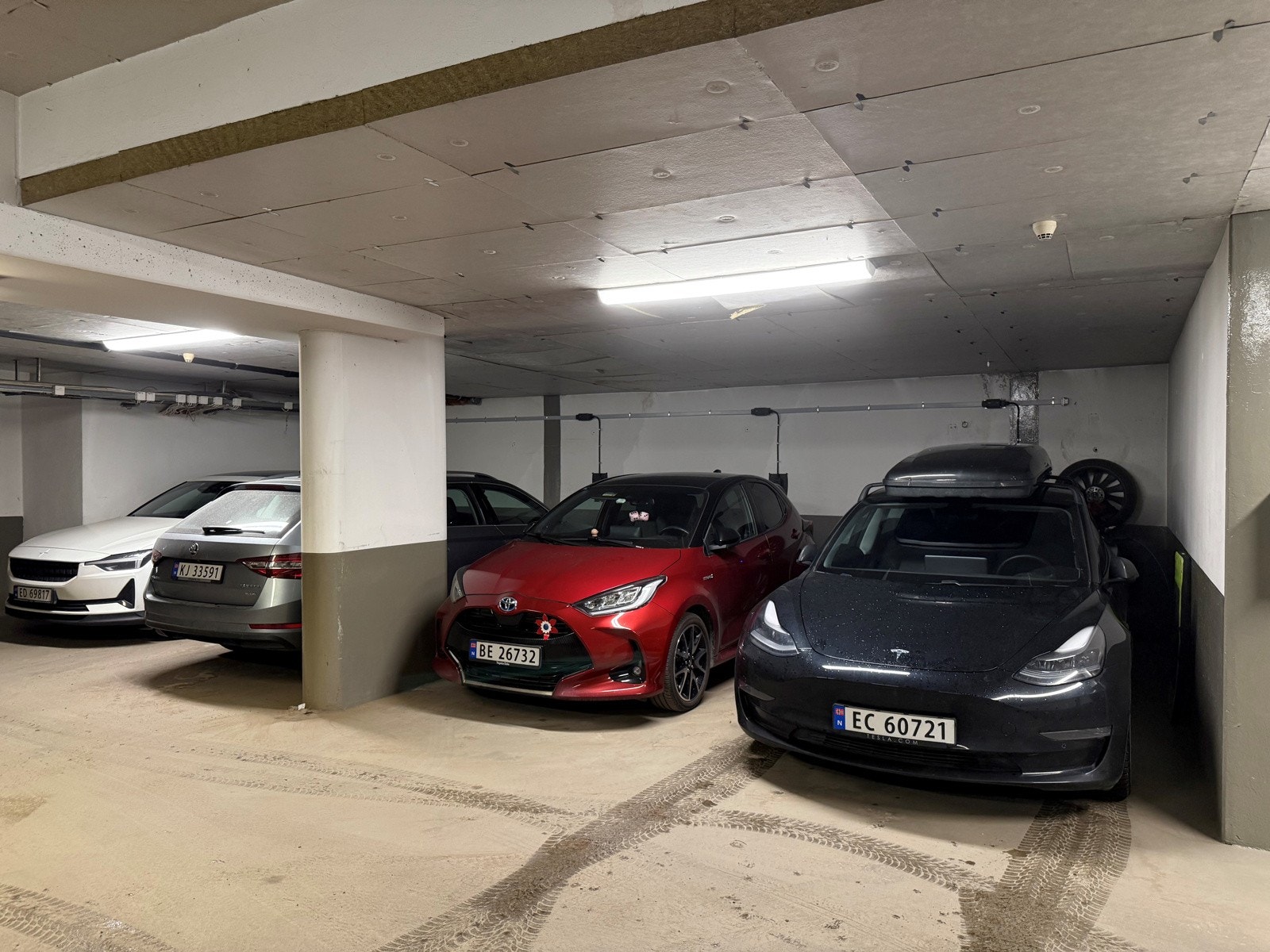 Selger eier parkeringsplass med elbillader i underjordisk garasjeanlegg med heis rett opp til leiligheten og 6 m2 bod rett ved heisen. Parkeringsplassen kan medfølge mot tillegg på kr. 750 000. Galleribilde