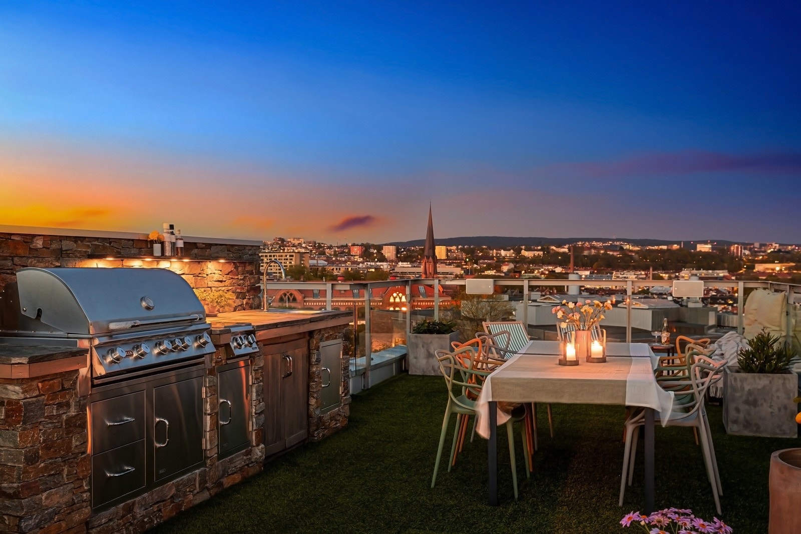 Høyt og fritt beliggede, helt skjermet for innsyn - Komplett utekjøkken med grill, gassbluss og vask, samt utendørshøyttalere og TV. Galleribilde