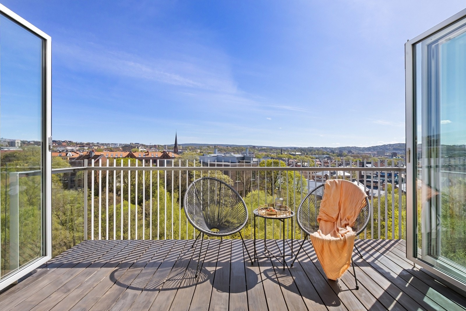 Balkong på 7 m² med utestrøm og belysning - Det er trukket høyttalerkabler i vegg over terrassedør. Galleribilde