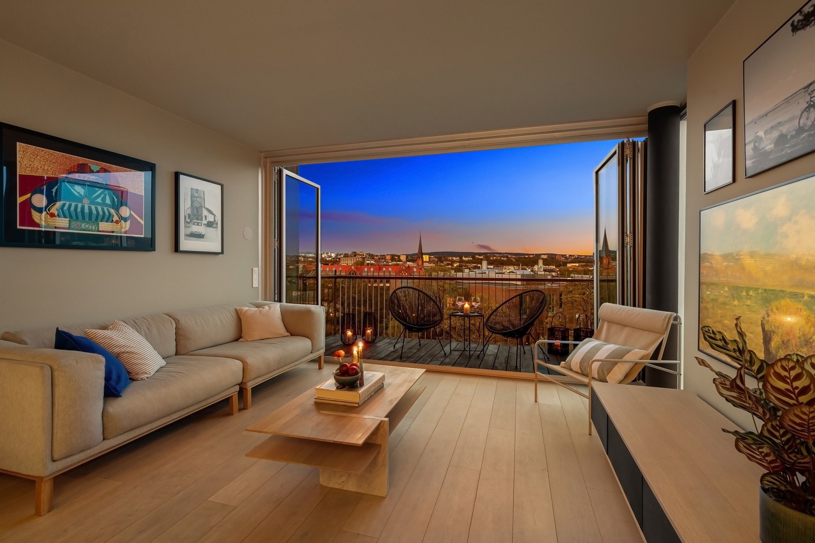 Stor og luftig stue med god plass til generøst møblement - Foldedør i glass, som kan skyves helt til side. Galleribilde