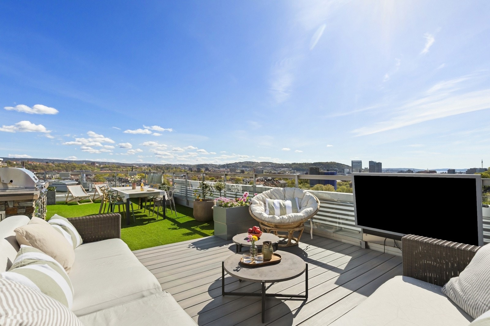 God plass til stor lounge og det er montert utendørshøyttalere og TV. Galleribilde