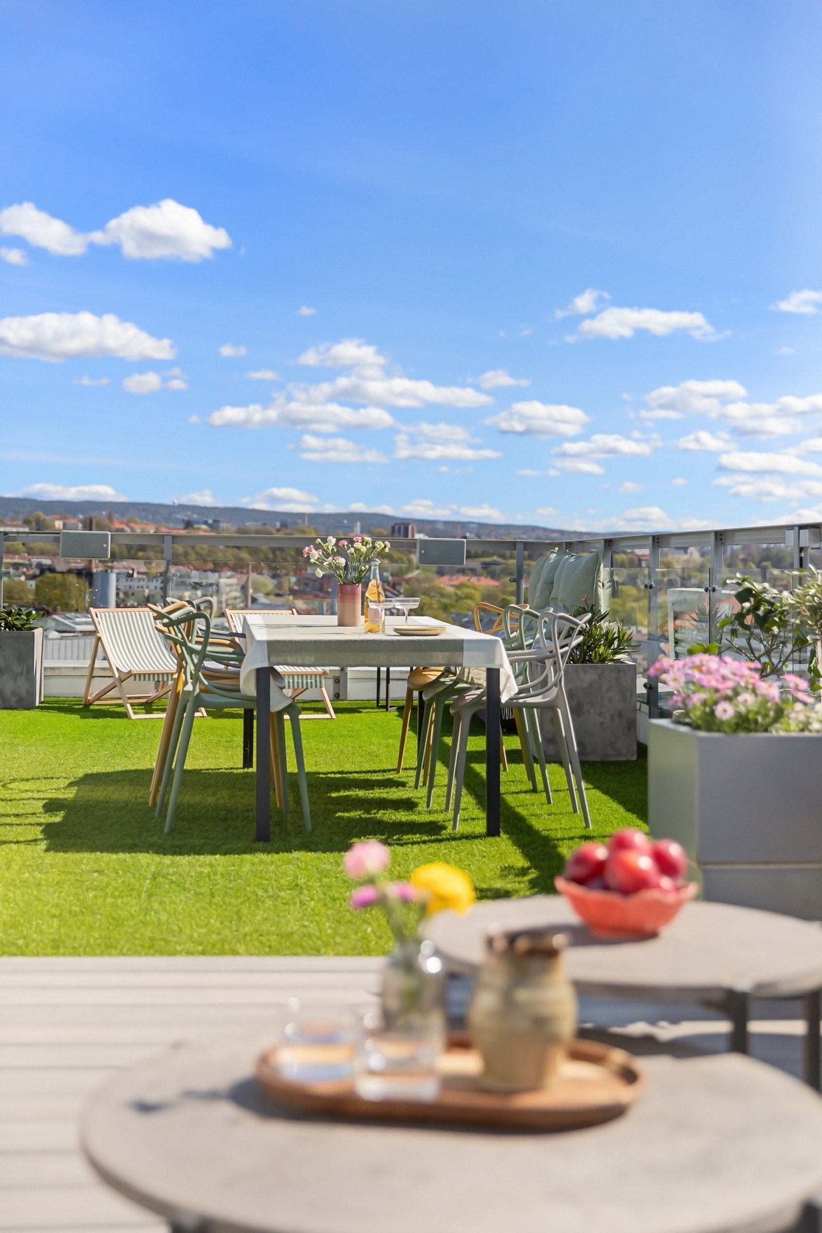 Loungeområdet er forhøyet med terrassebord på gulv og det er kunstgress på deler av terrassen. Galleribilde