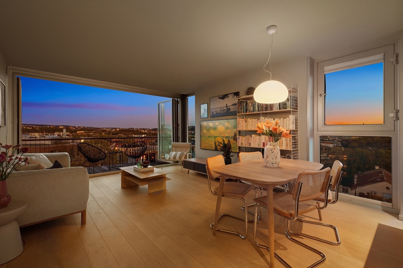 Eksklusiv penthouseleilighet med takterrasse, heis til leilighetsetasje og 2 solrike balkonger. Galleribilde