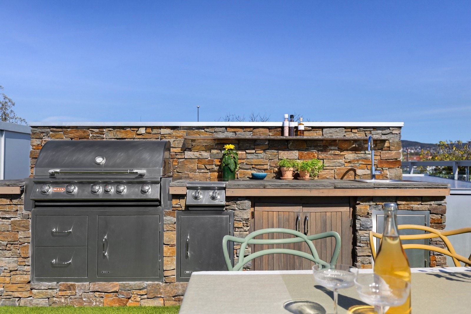 Teknisk skap under benk inkluderer Bose-tilkobling, strømuttak og WiFi. Galleribilde