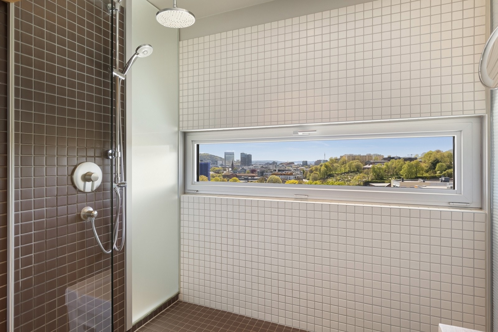 Stor dusjnisje med frostet glass ut mot hovedsoverommet. Galleribilde