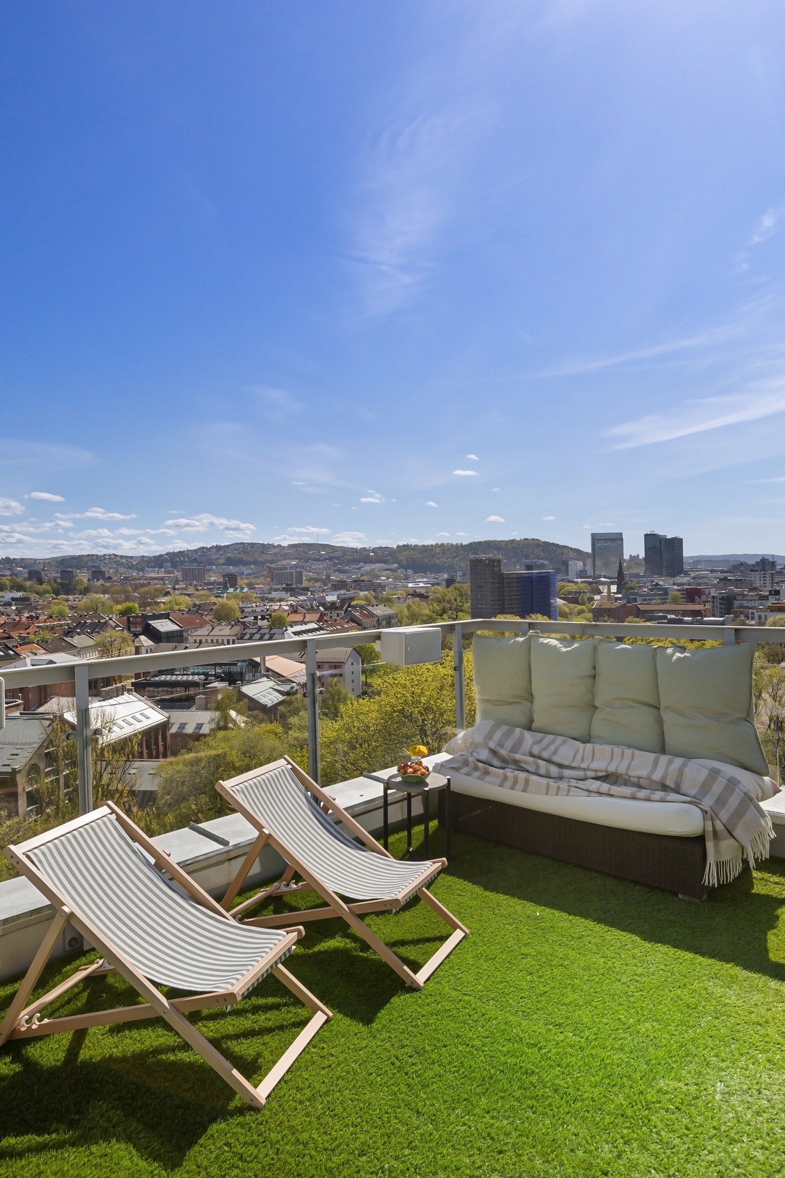 Utsikten ivaretas ved at det er montert glassrekkverk for optimal utnyttelse. Galleribilde