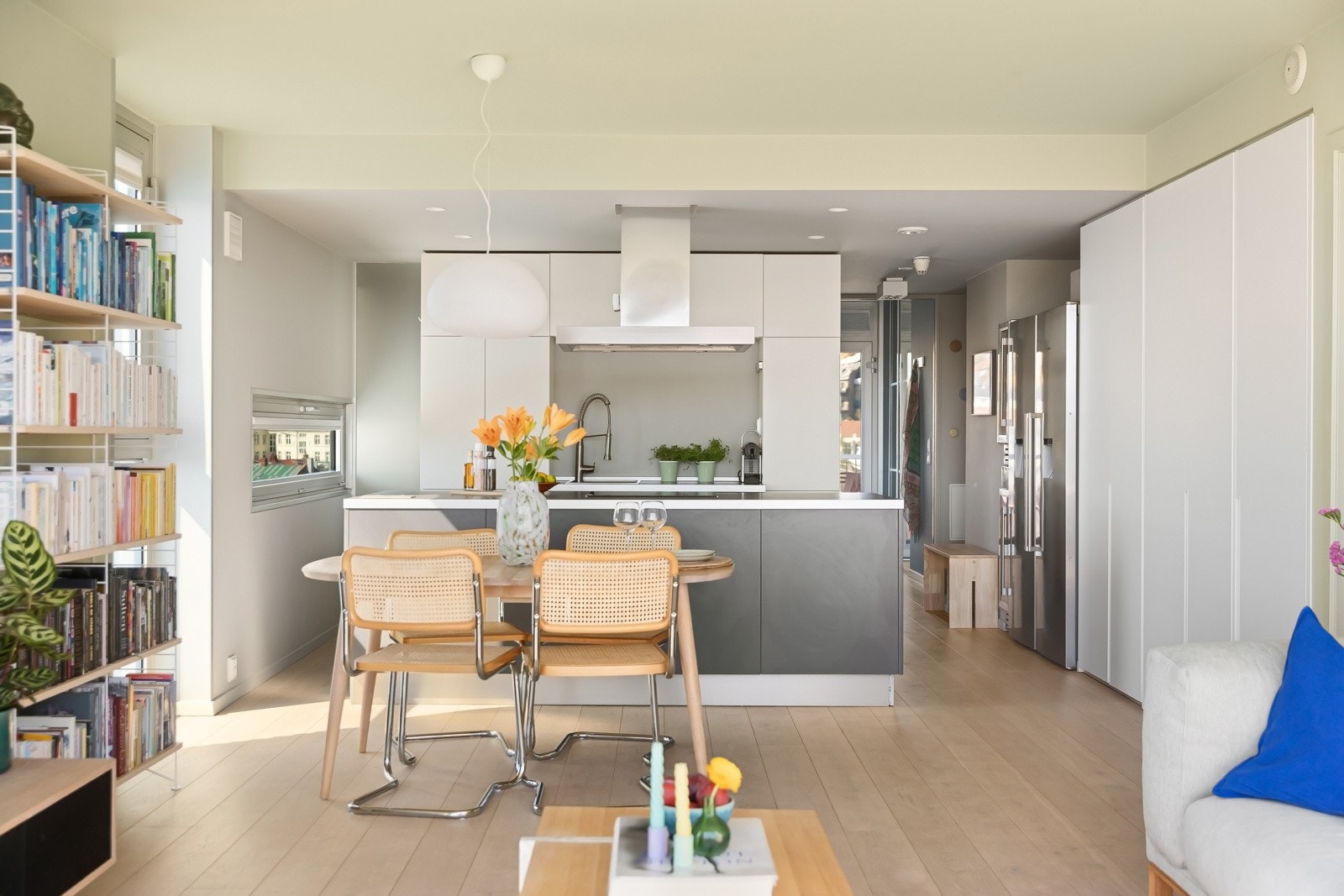 Stor møbleringsfrihet til salong med tilhørende møblement og spisebord. Galleribilde