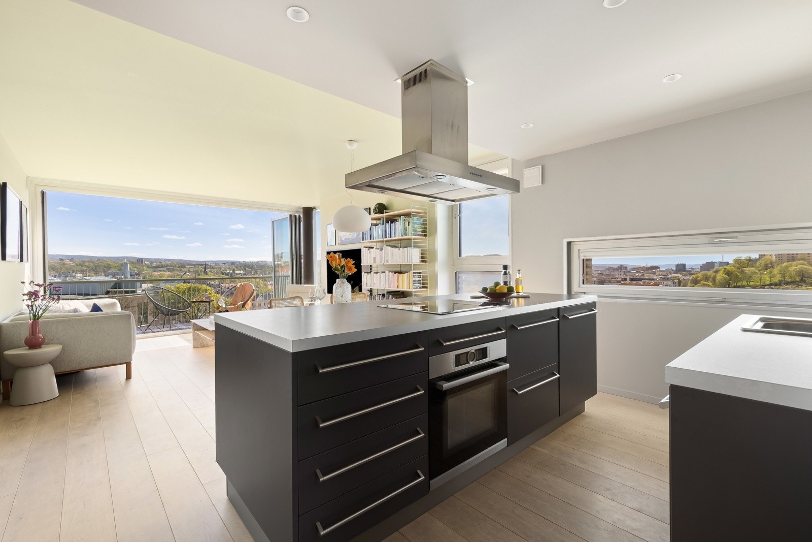 Vindusflater i tre himmelretninger og helt skjermet for direkte innsyn. Galleribilde