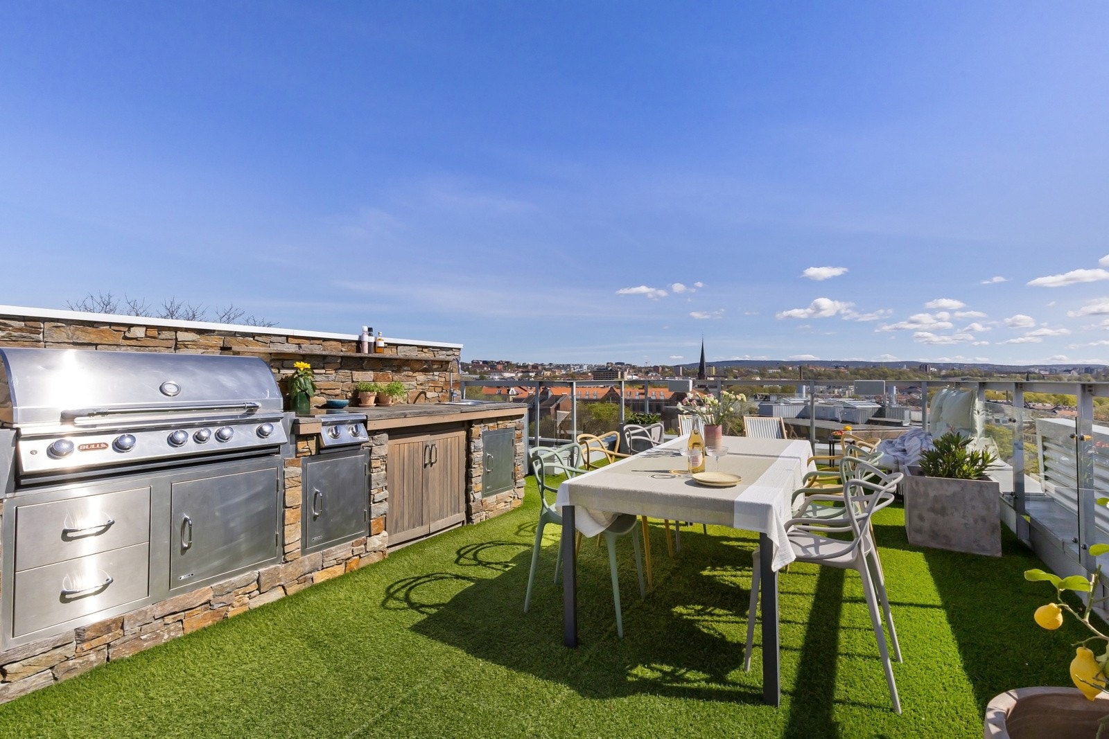 Komplett utekjøkken med grill, gassbluss, vask med varmt og kaldt vann, nisje for kjøleskap og LED-lyslist. Galleribilde