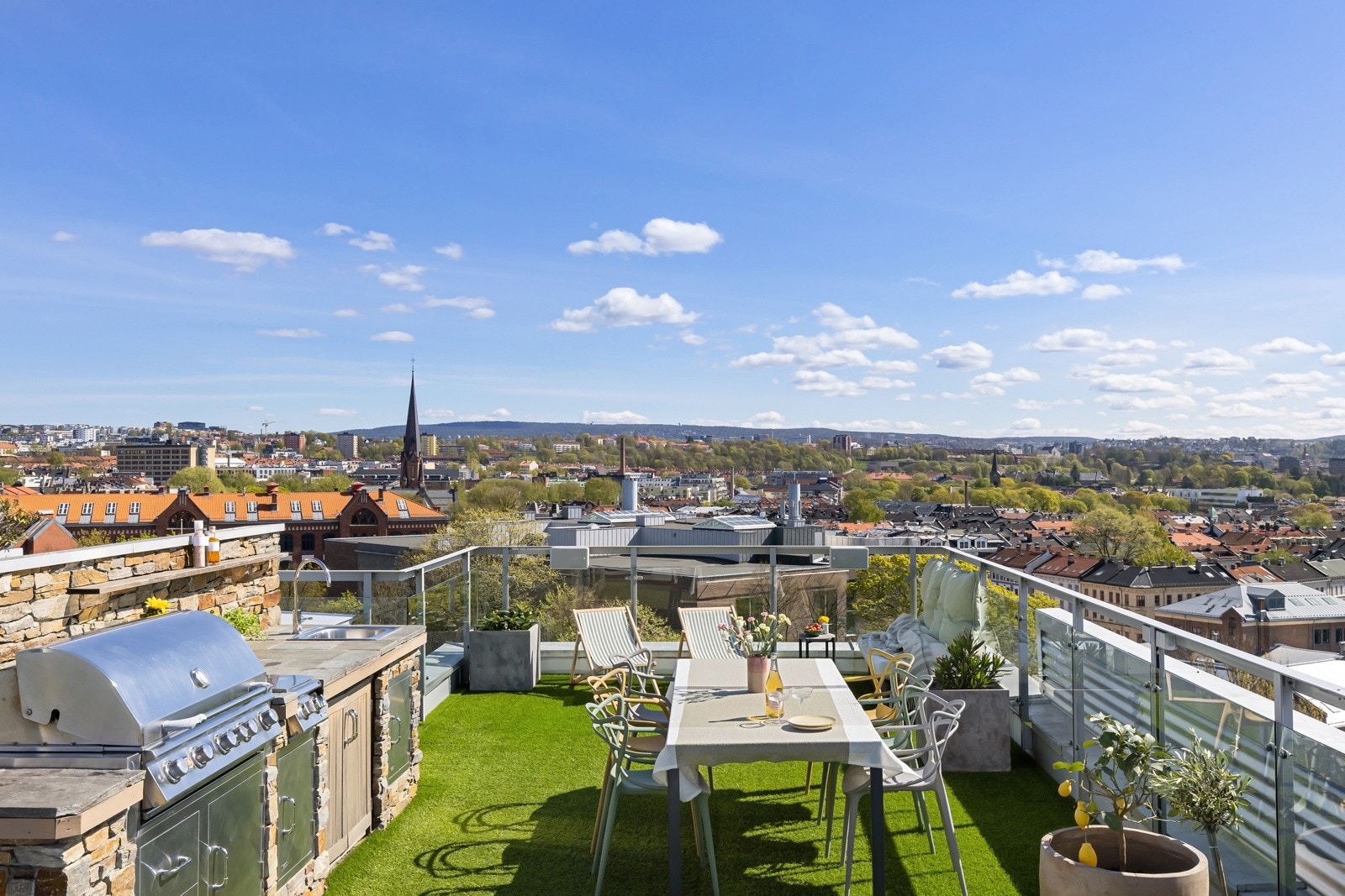 Takterrasse på hele 56 m², spektakulær utsikt og optimale solforhold. Galleribilde