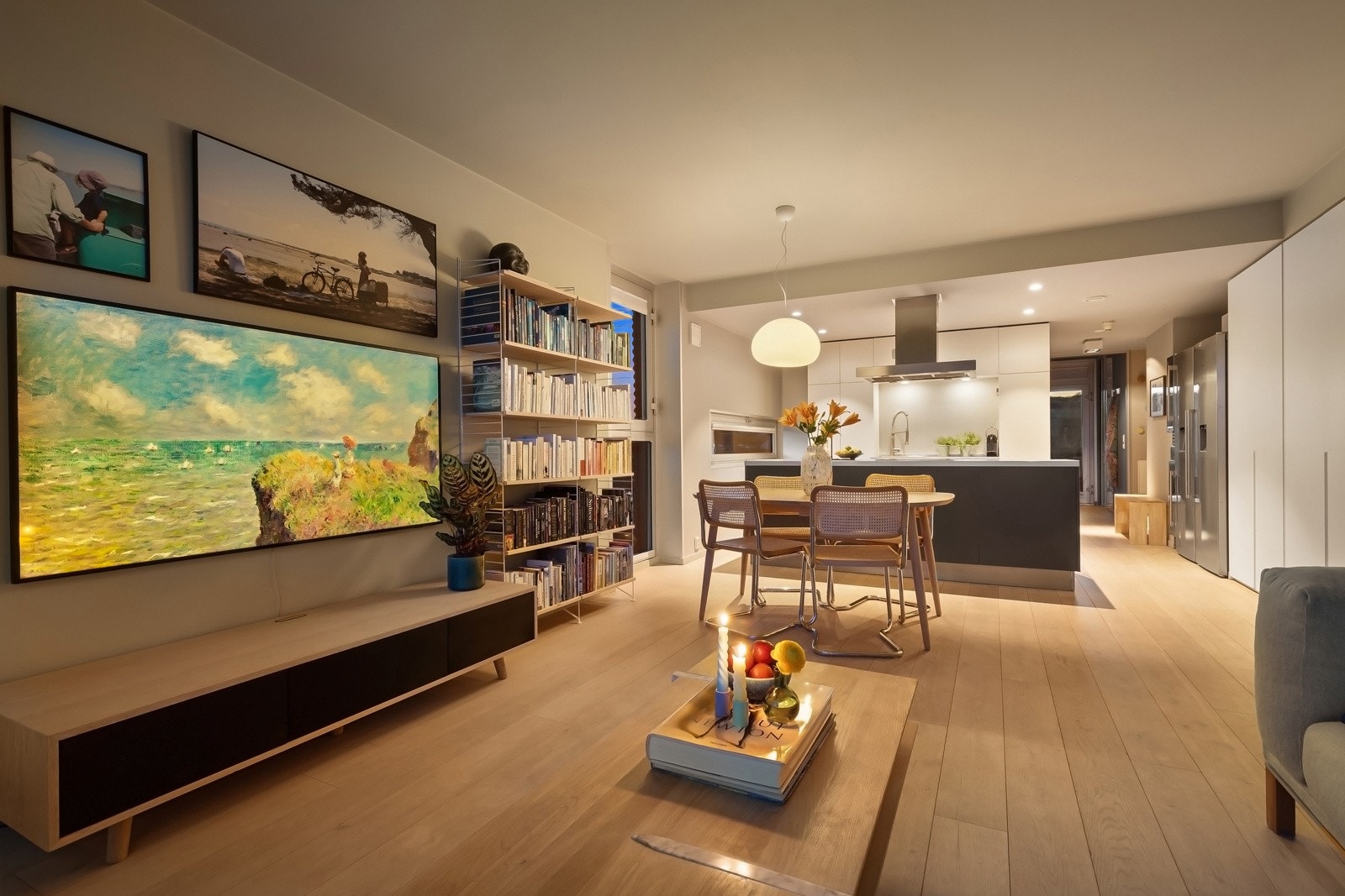 Stue og kjøkken i meget velfungerende, åpen løsning. Galleribilde