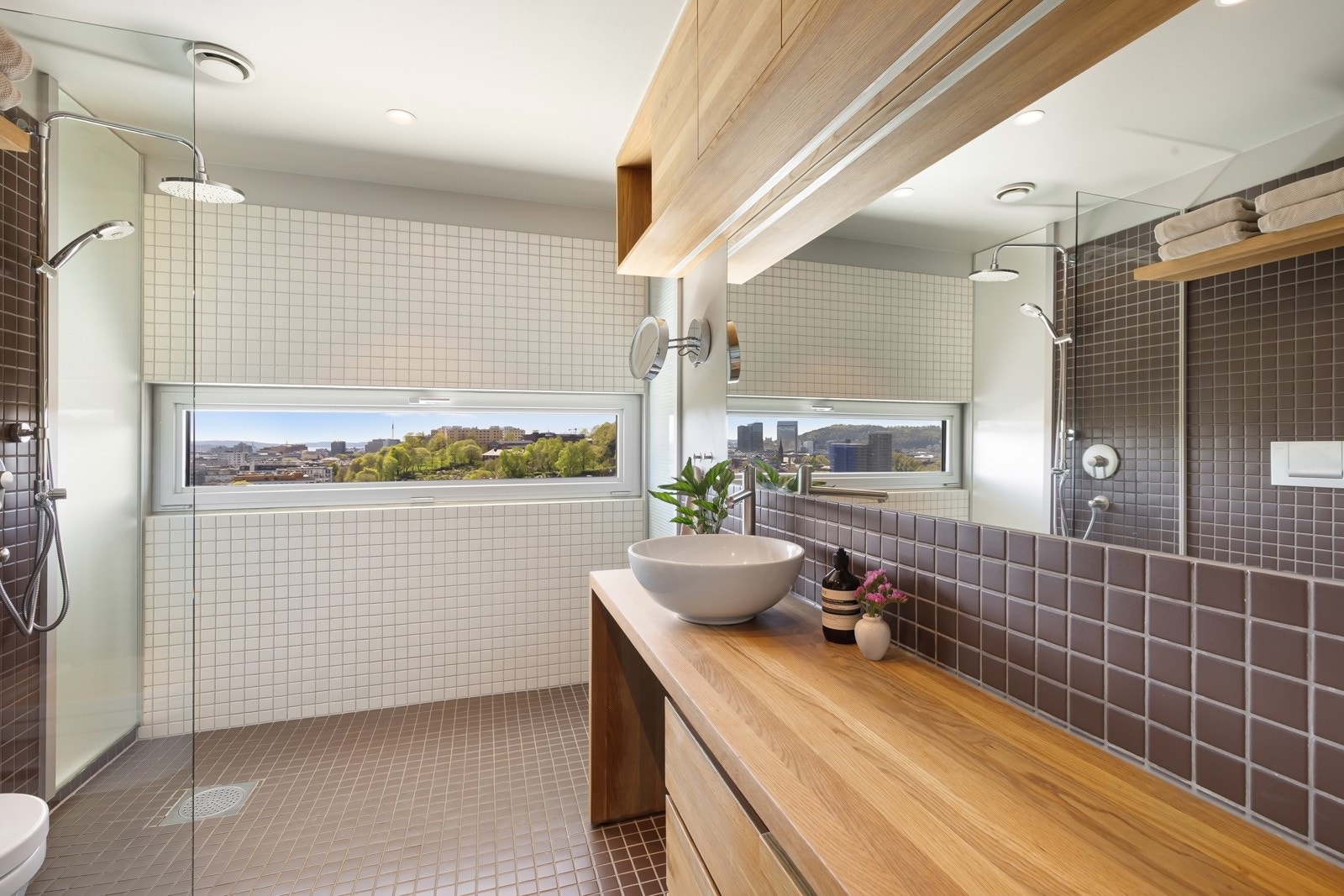 Romslig og stilrent baderom med benk i heltre eik fra Hole design. Galleribilde