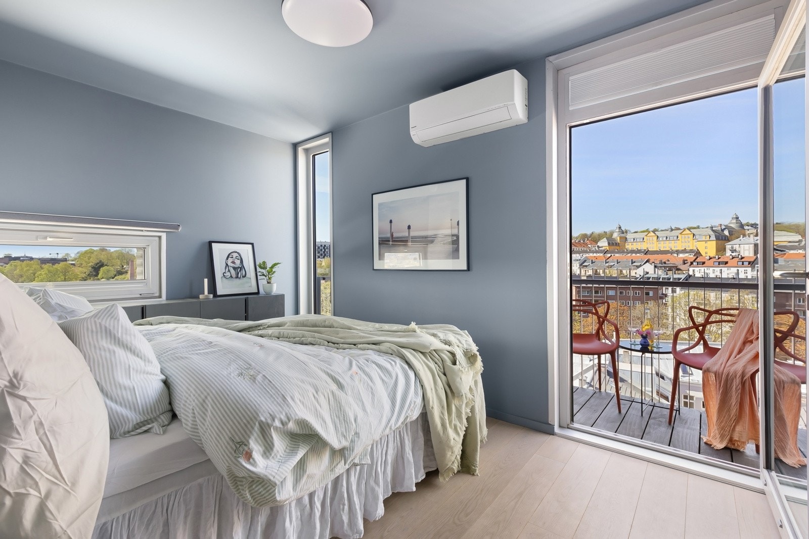 Stort hovedsoverom med utgang til nordvestvendt balkong på ca. 4 m². Galleribilde