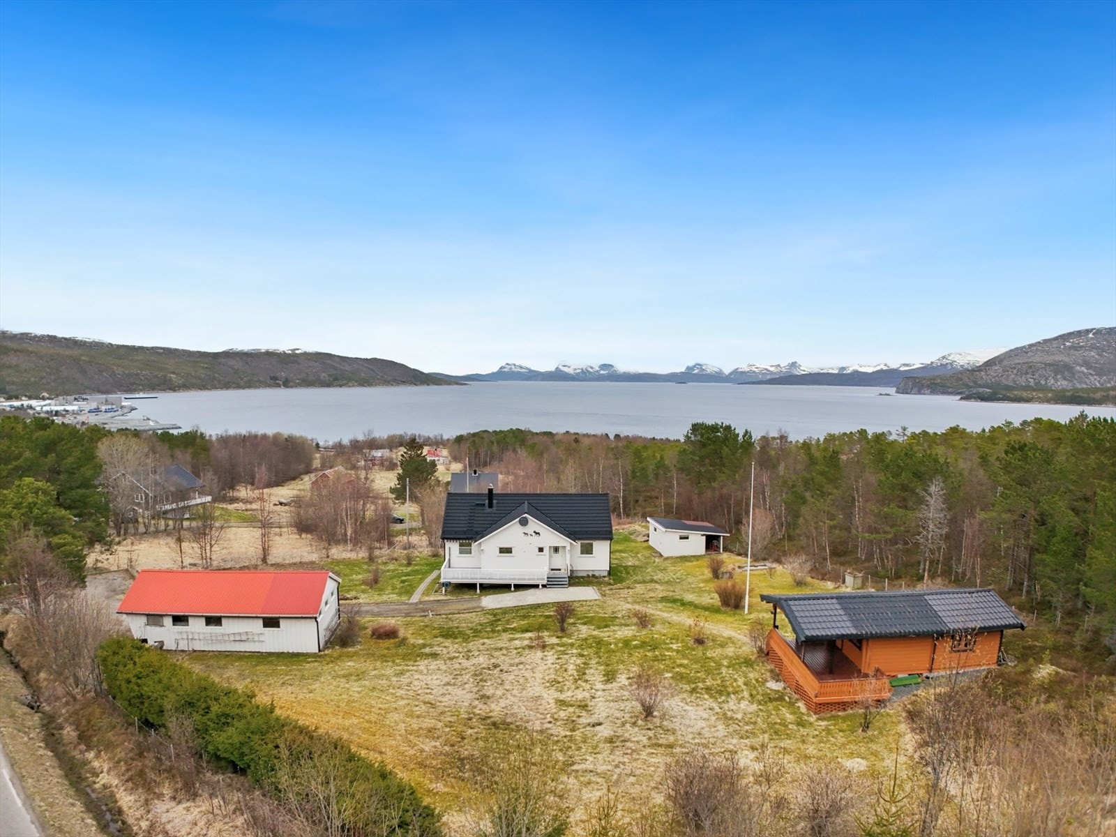 Garasje, enebolig, uthus og anneks, alt dette på denne flotte eiendommen! Galleribilde