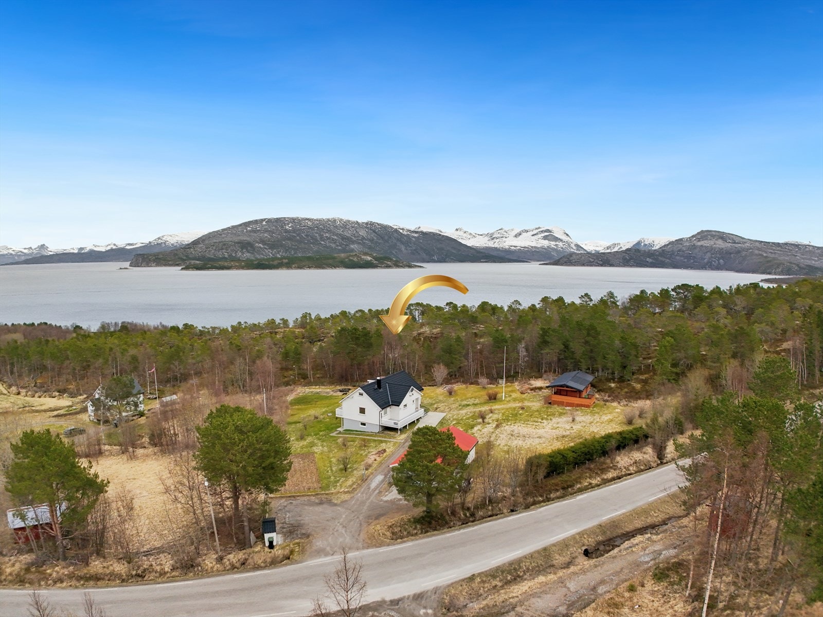 Her har du en stor eiendom med en innholdsrik enebolig, garasje, anneks og uthus Galleribilde
