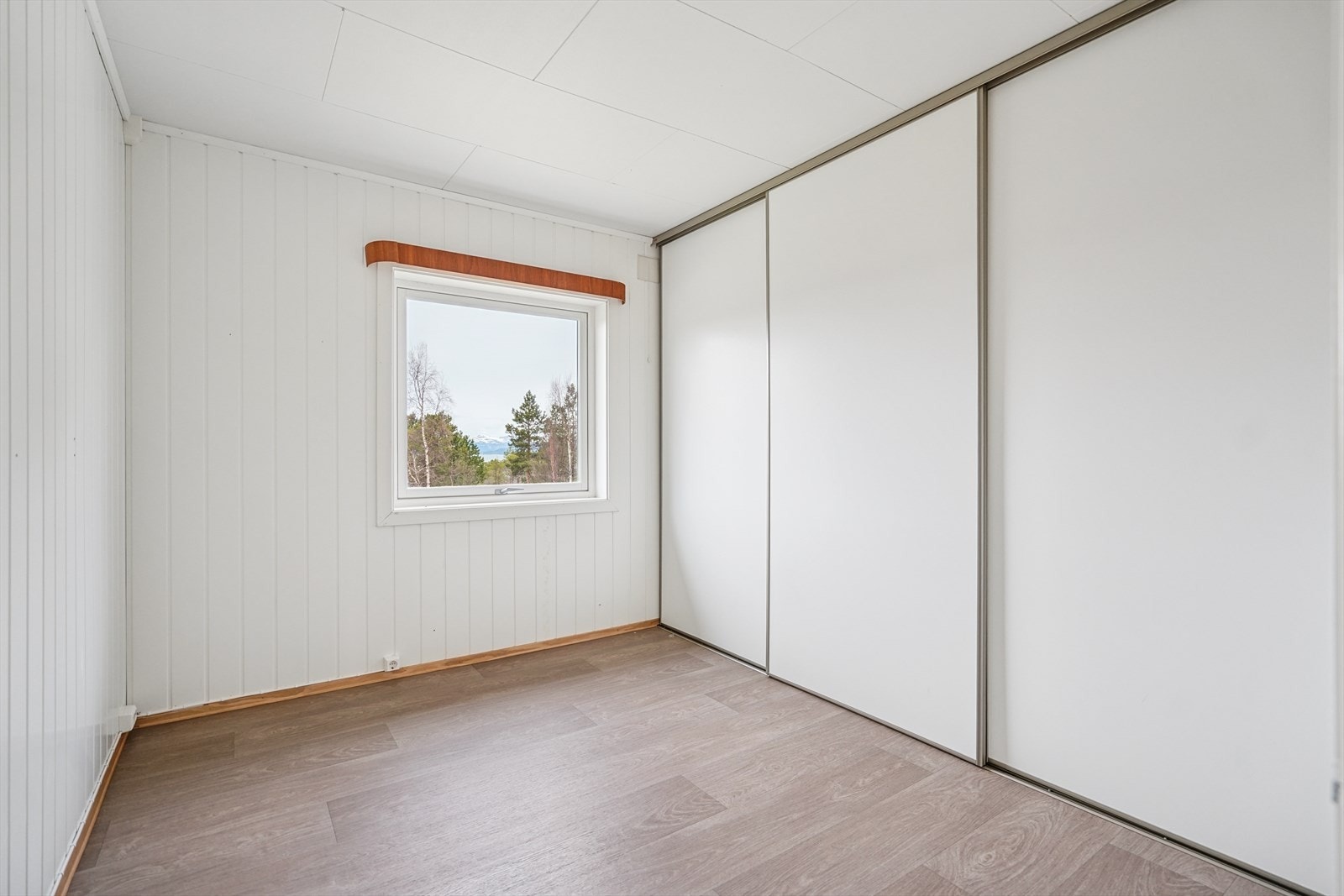 Soverom 2 i hovedetasjen med en romslig skyvedørsgarderobe Galleribilde