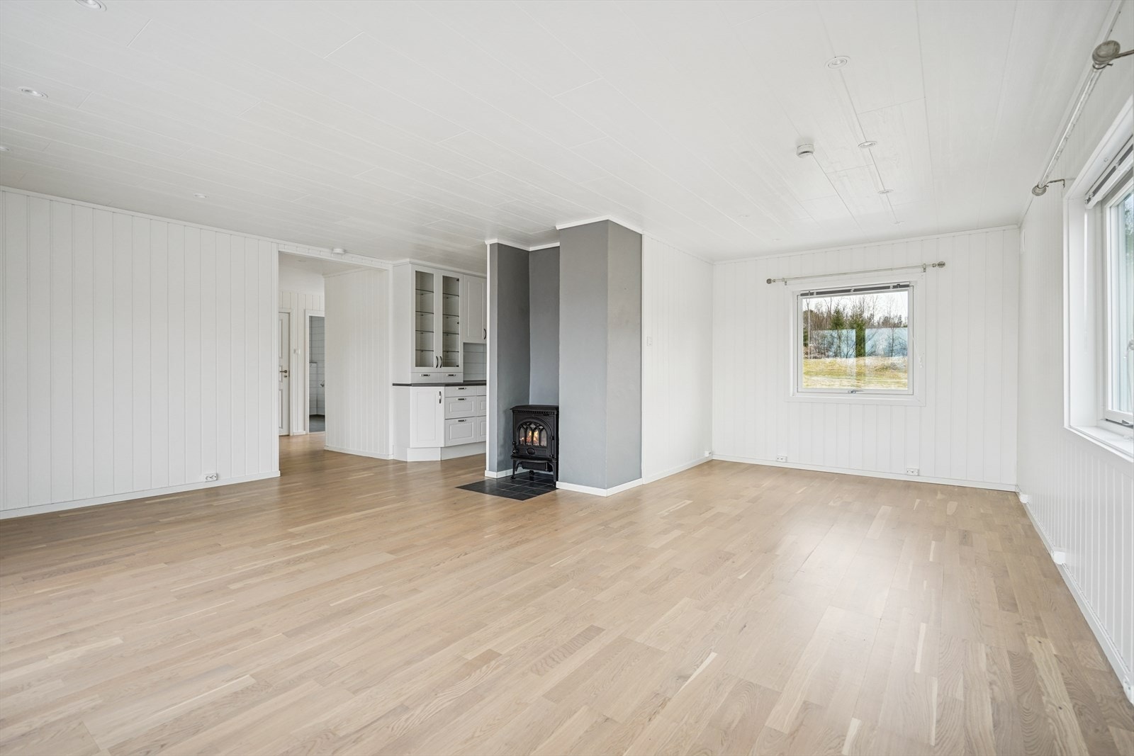 Stuen har vedfyring og varmepumpe Galleribilde
