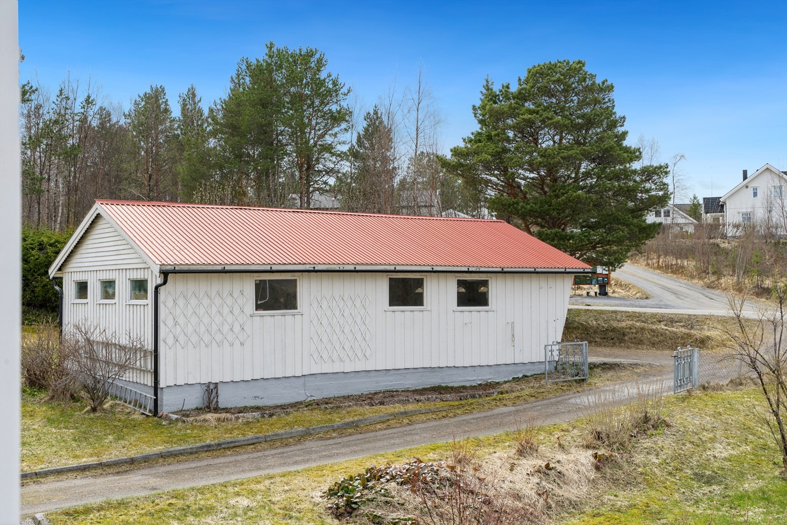 Garasjen med lett adkomst fra veien Galleribilde