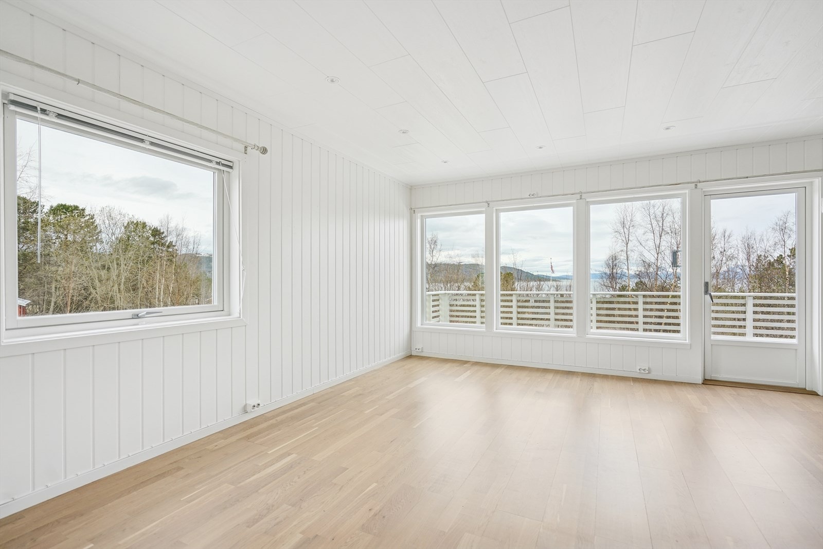 Godt med lys og store vindusflater - Her er det vinduer fra 2012 og overflater fra 2019 Galleribilde
