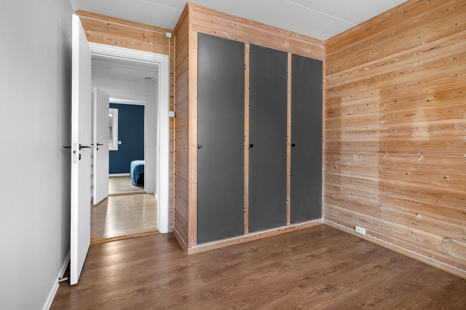 Plass til seng, garderobe og skrivebord. Galleribilde
