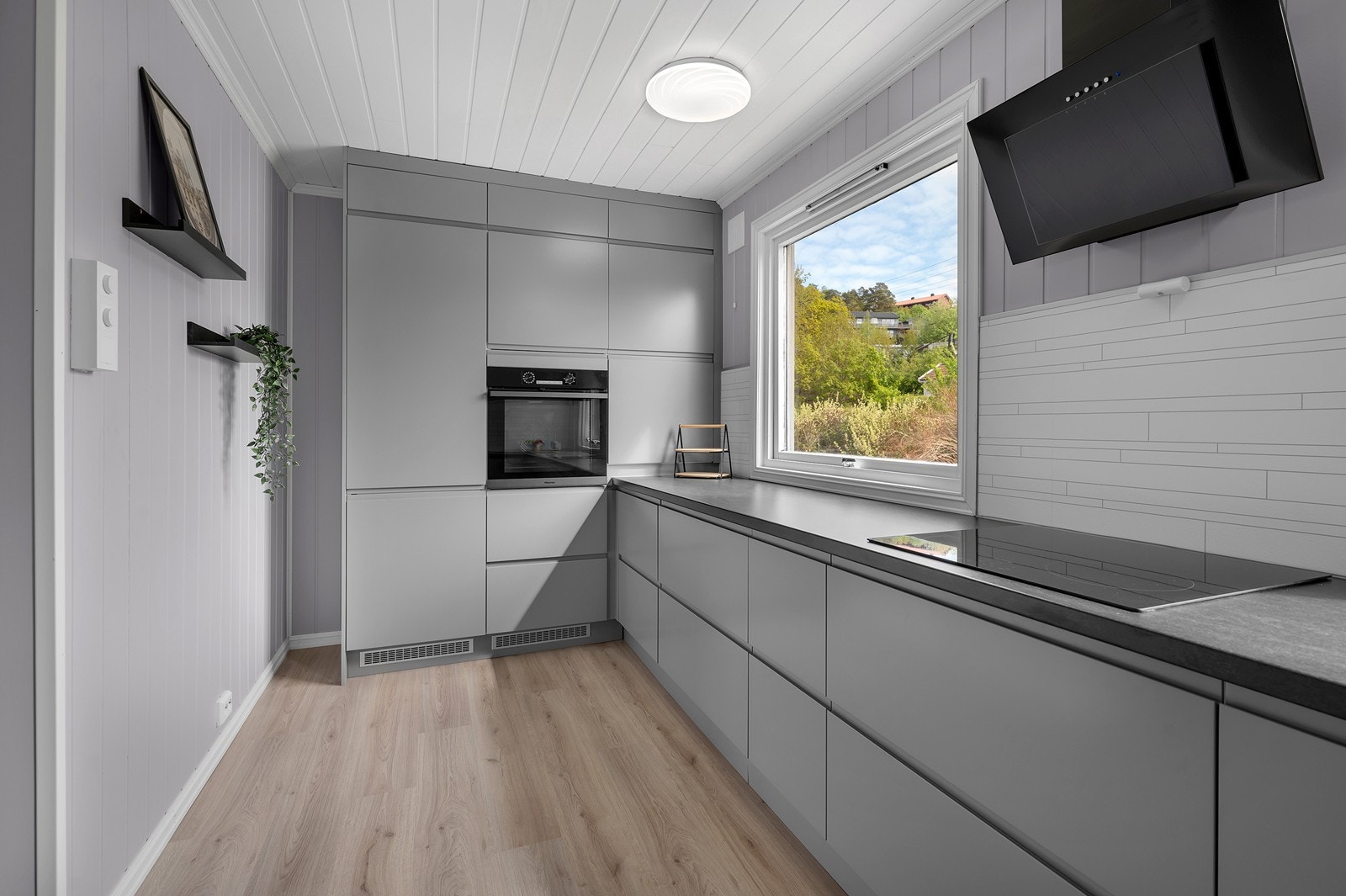 God skap- og benkeplass, samt flere flotte detaljer. Galleribilde