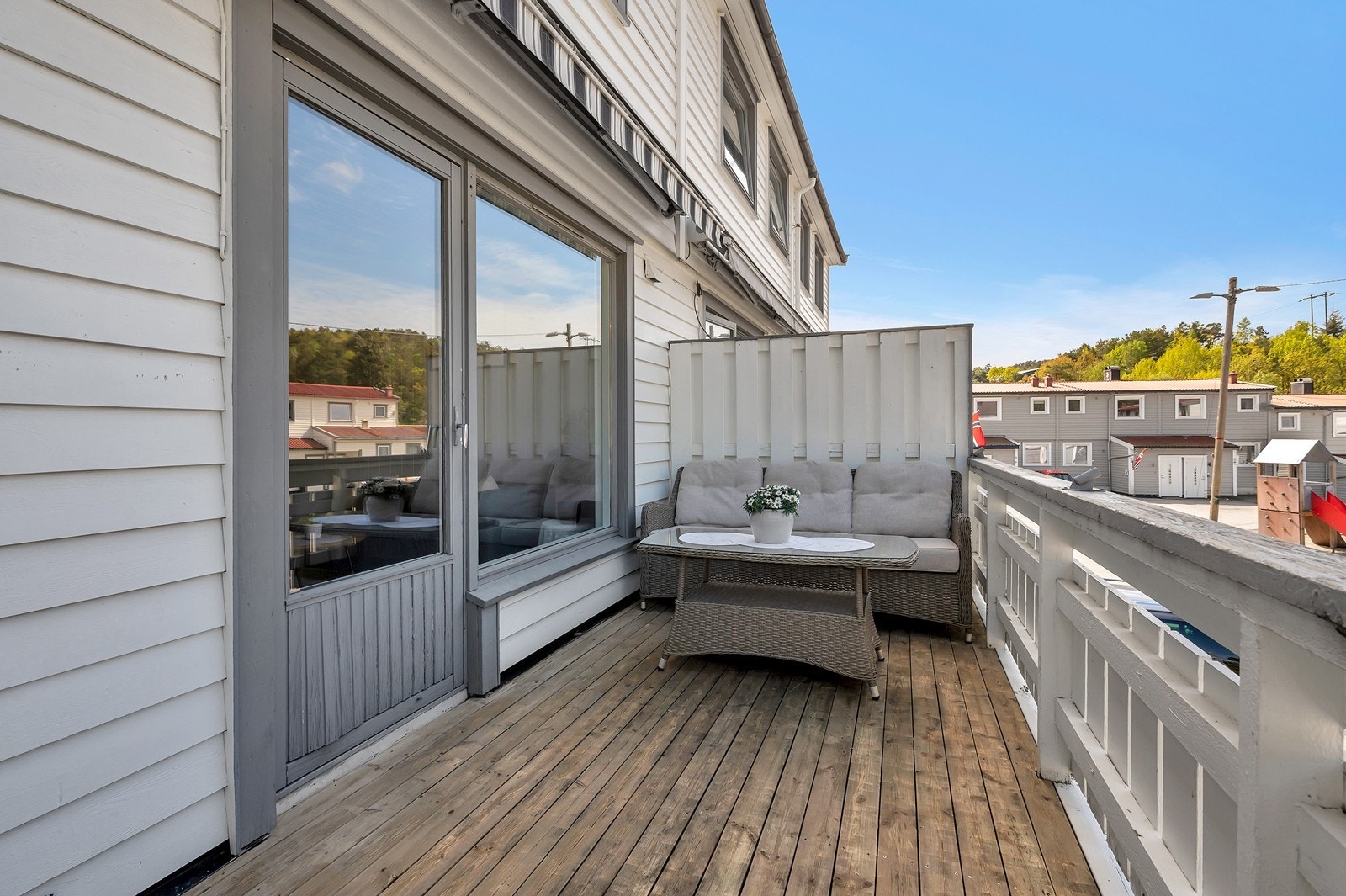 Veranda med plass til sittegrupper. Her kommer ettermiddags/kveldssola. Galleribilde