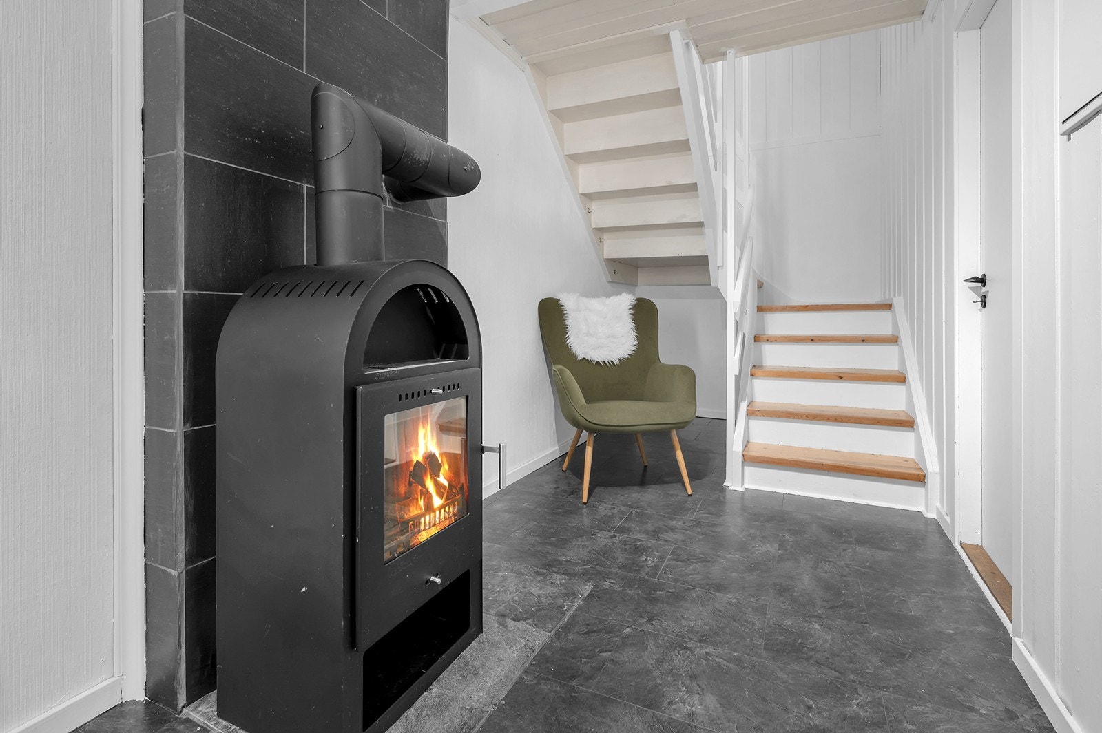 Oppgradert gang med blant annet nyere gulv og nyere vedfyrt ovn, samt stensetting. Varmer godt i gangen om det fyres. Galleribilde