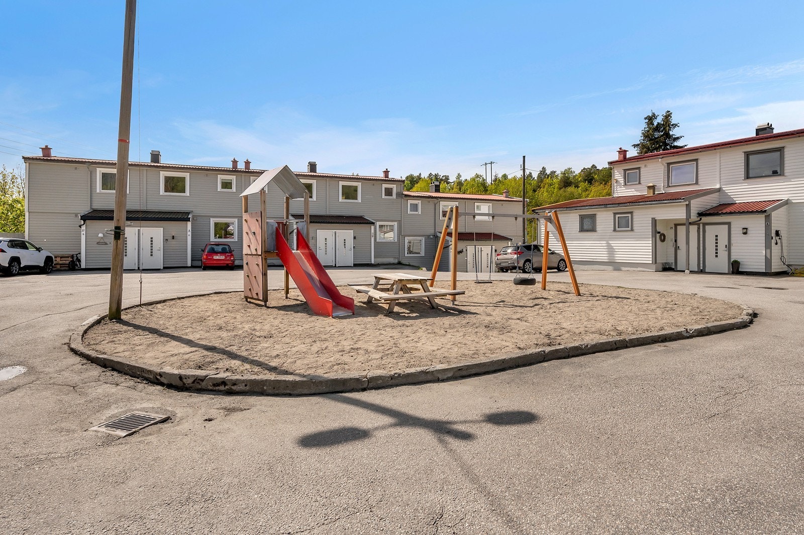 Barnevennlig beliggenhet med lekeplass rett over gata, samt idrettsanlegg i nærheten. Barnehage, skole og dagligvarebutikk i nærområdet. Amfi Vågsbygd senter med utallige butikker, cafeer m.m. Kort vei til busstopp med hyppige avganger til byen. Galleribilde