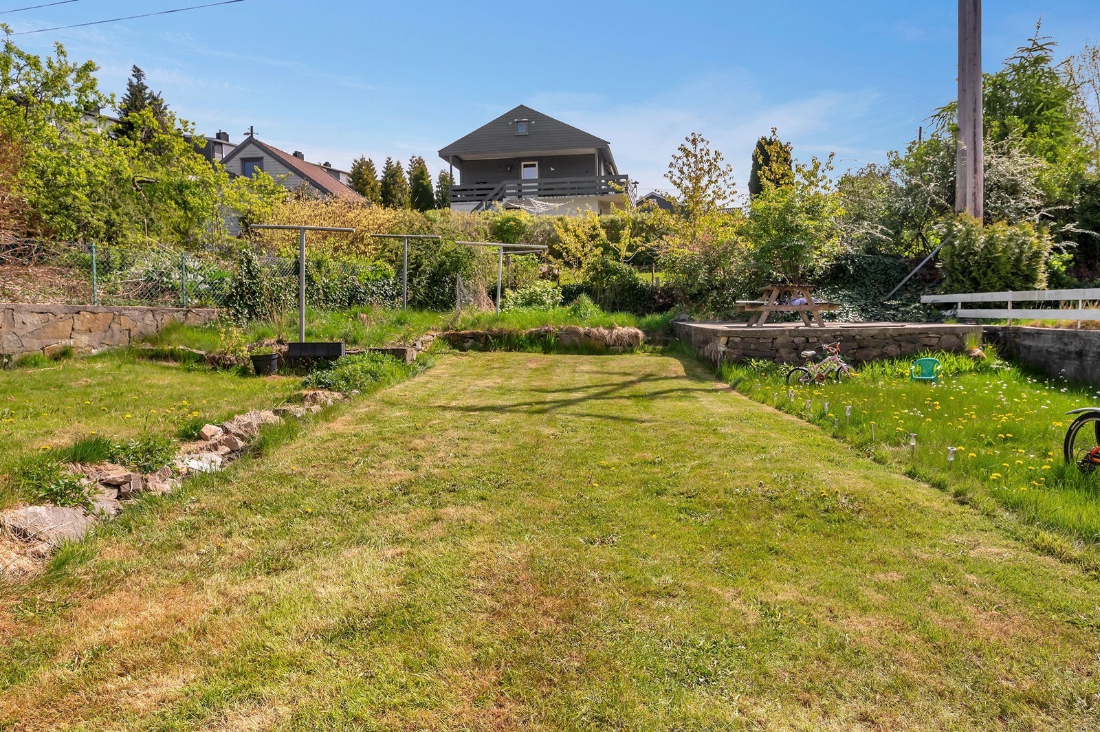 Hage med god plass til lek og morro. Galleribilde