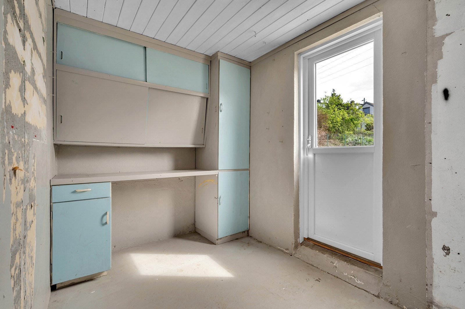 Direkte utgang til ny terrasse (Mai 2025) og stor solrik hage. Galleribilde