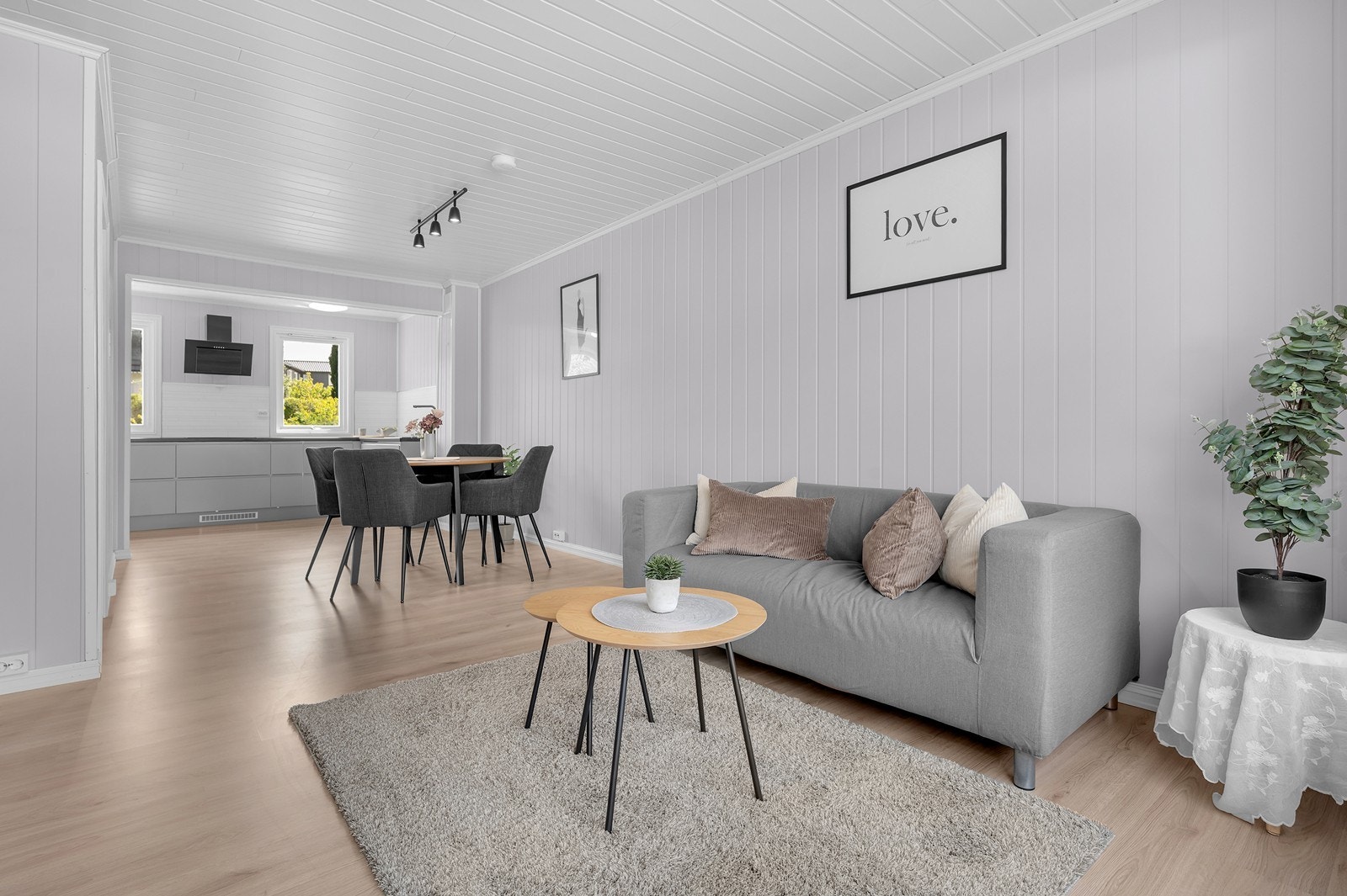 Åpen stue-/kjøkkenløsning skaper en sosial atmosfære. Galleribilde