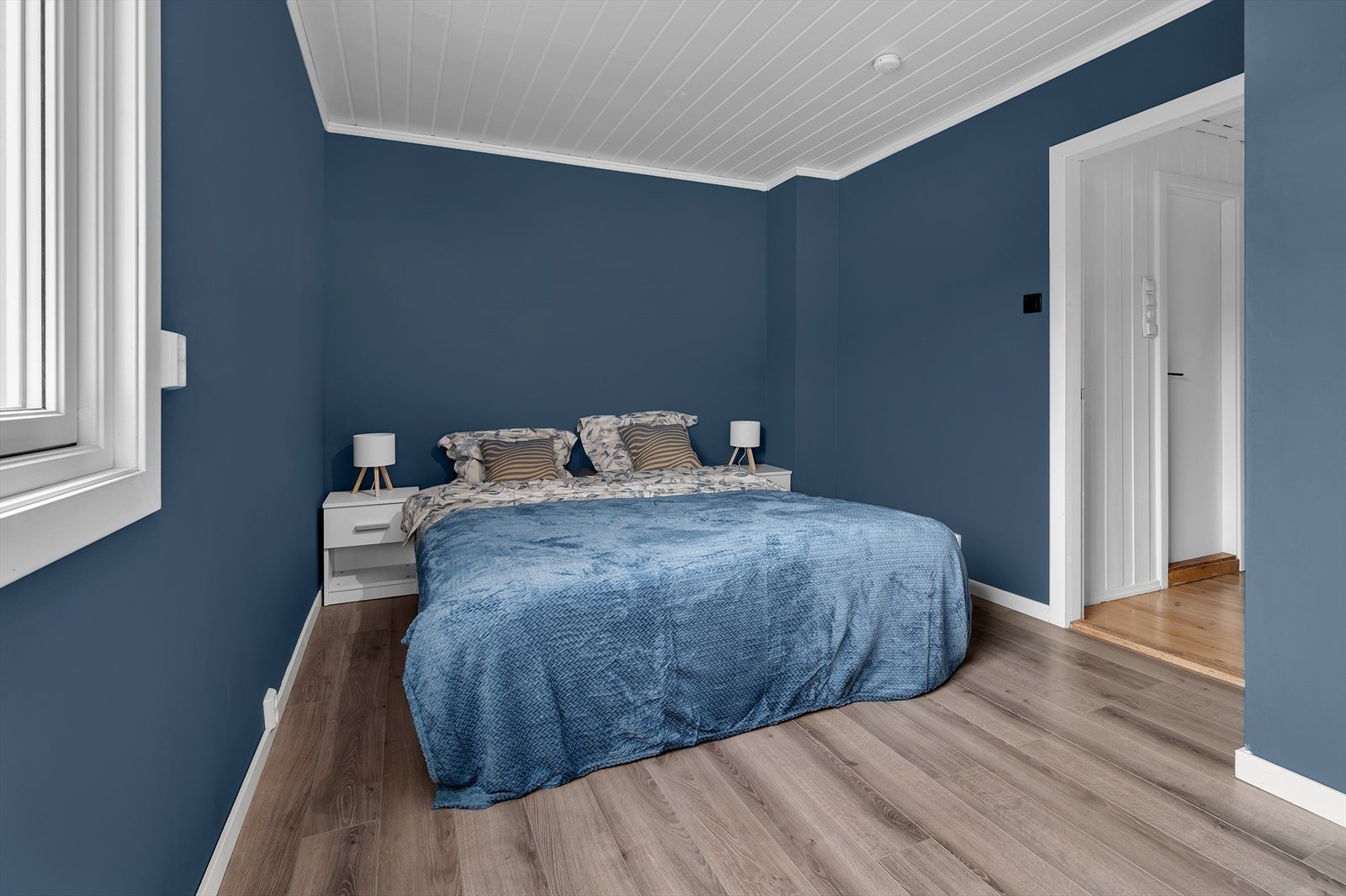 Plass til dobbeltseng, garderobe og skrivebord. Galleribilde