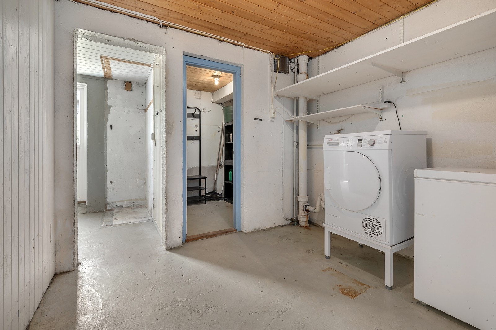 Vaskerom/bod og flere boder i underetasjen. Galleribilde