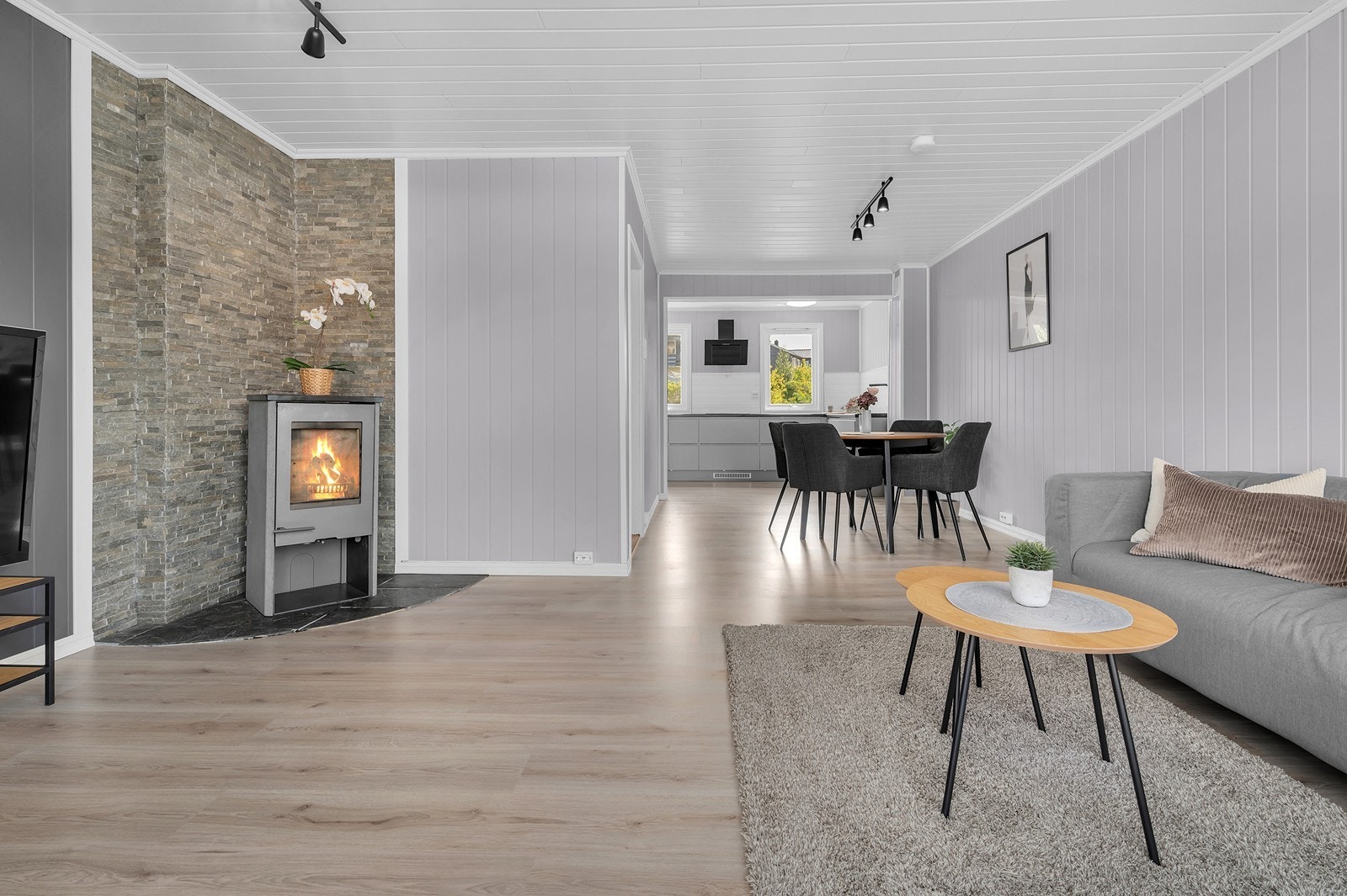 Nyere vedovn og stensetting. Vedovn varmer godt om det fyres. Galleribilde