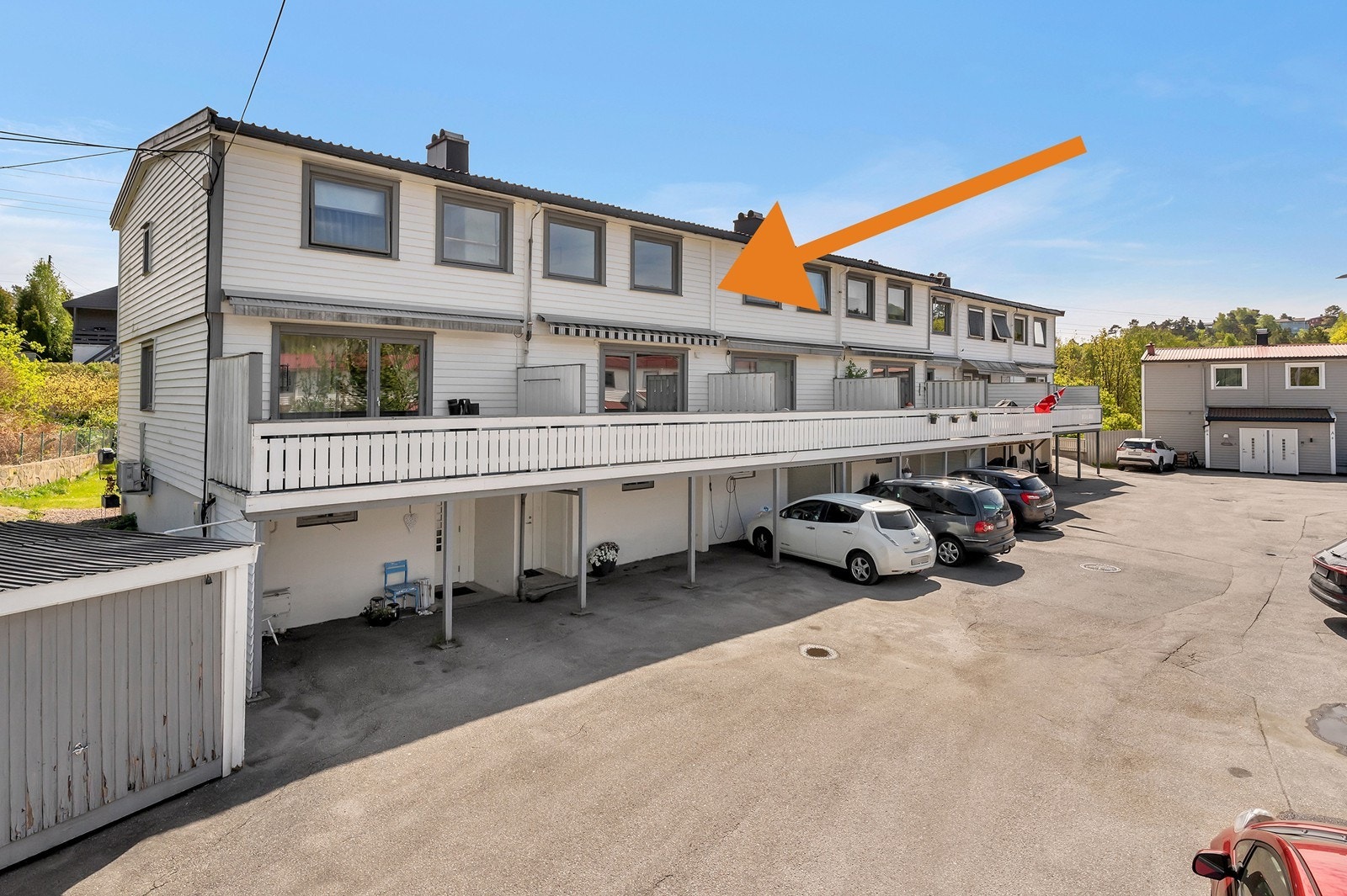 Parkeringsmulighet med EL-lader rett ved inngangsdøren. Galleribilde