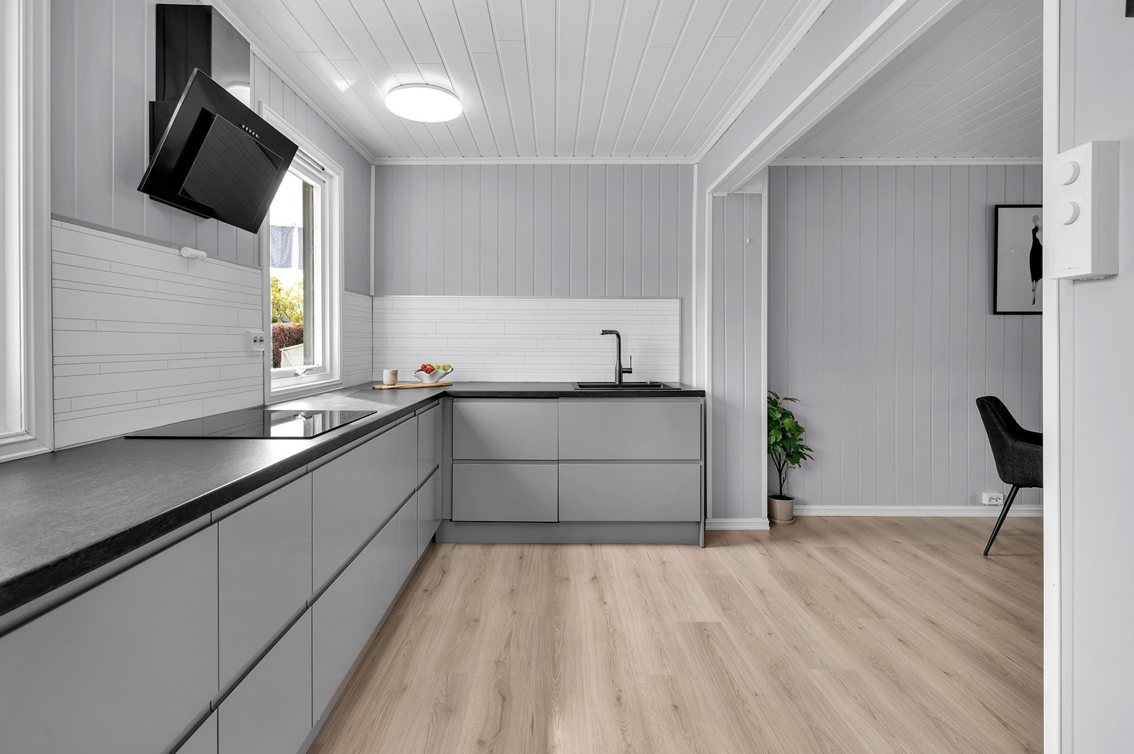 Det er utført rikelig med oppussing av boligen de siste årene. Blant annet nyere gulv, vegger og tak i store deler av boligen innvendig. Galleribilde