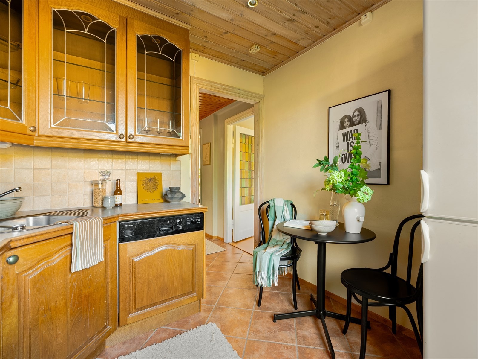 Takhøye overskap gir rikelig med oppbevaringsplass. Deler av skap med glassfronter. Galleribilde