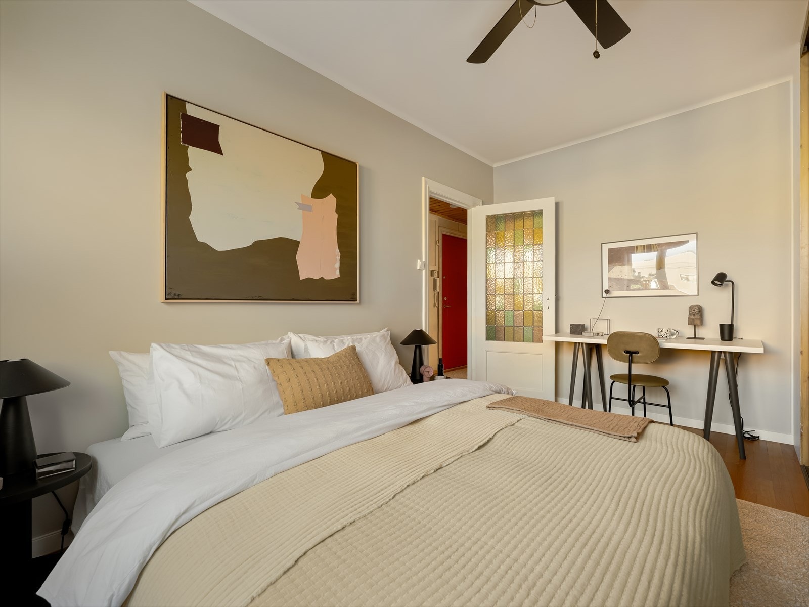 Romslig hovedsoverom med god plass til dobbeltseng med tilhørende møblement. Galleribilde