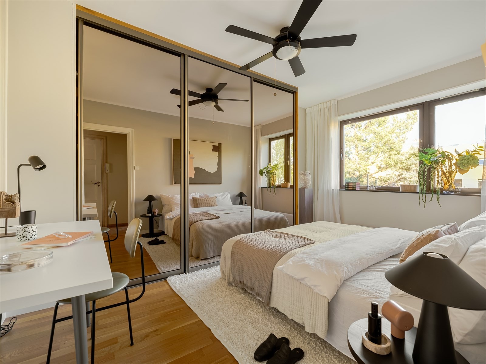 Medfølgende stort garderobeskap med skyvedører i speil. Galleribilde