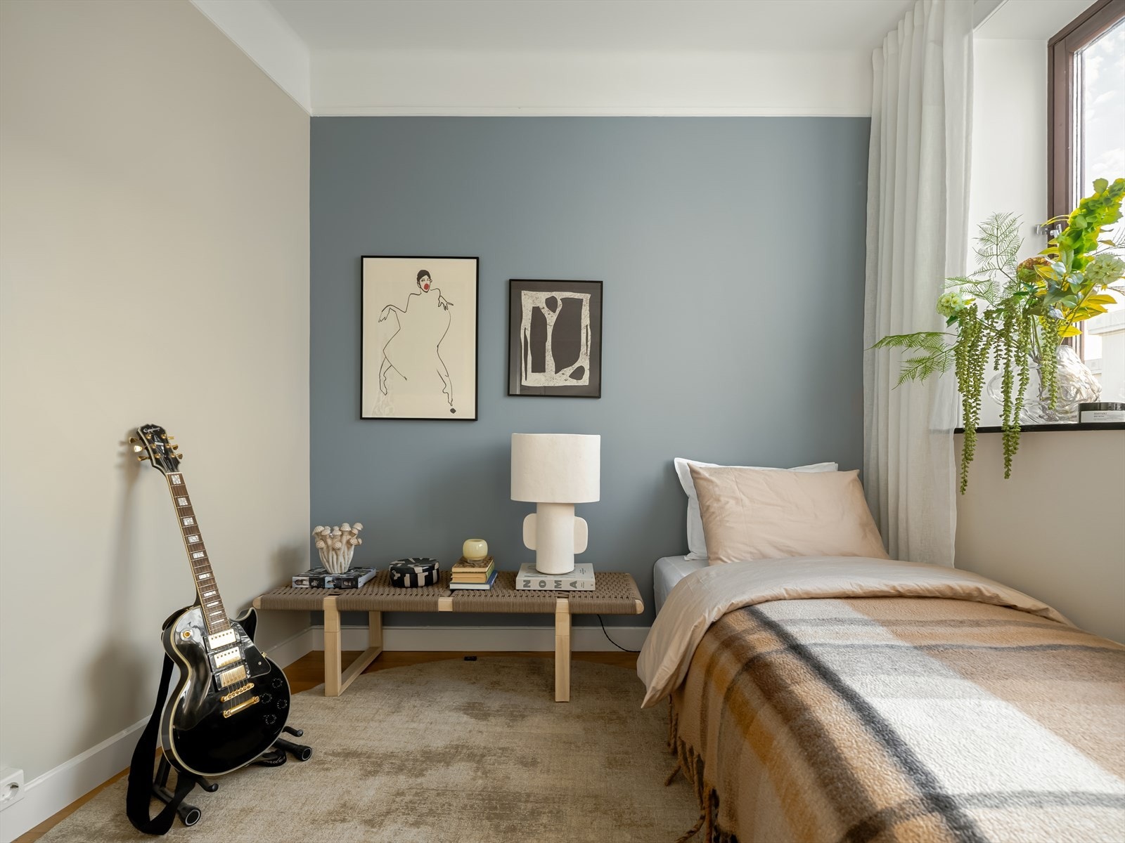 Boligens andre soverom fungerer utmerket som gjesterom, barnerom eller som et kontor. Galleribilde