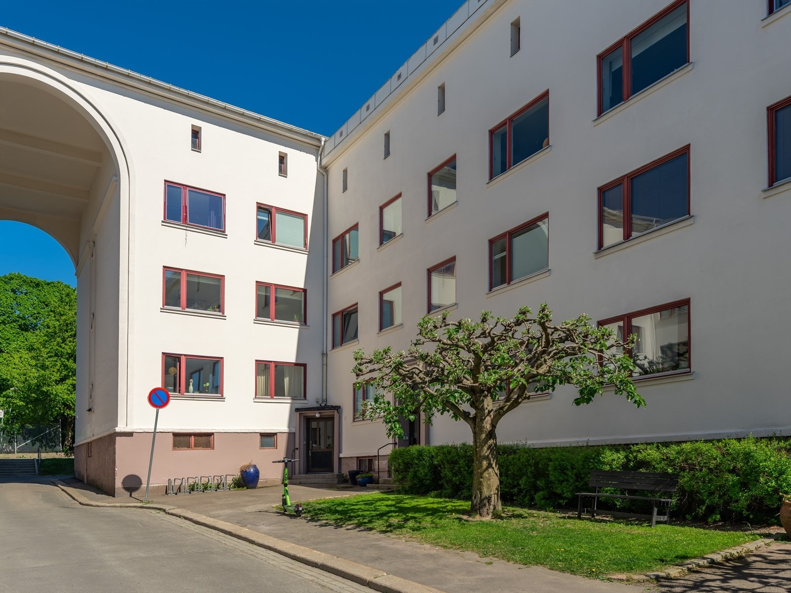 Borettslaget er et veldig attraktivt borettslag med flott intern beliggenhet på Sakene, i nærhet av fine grøntområder. Galleribilde