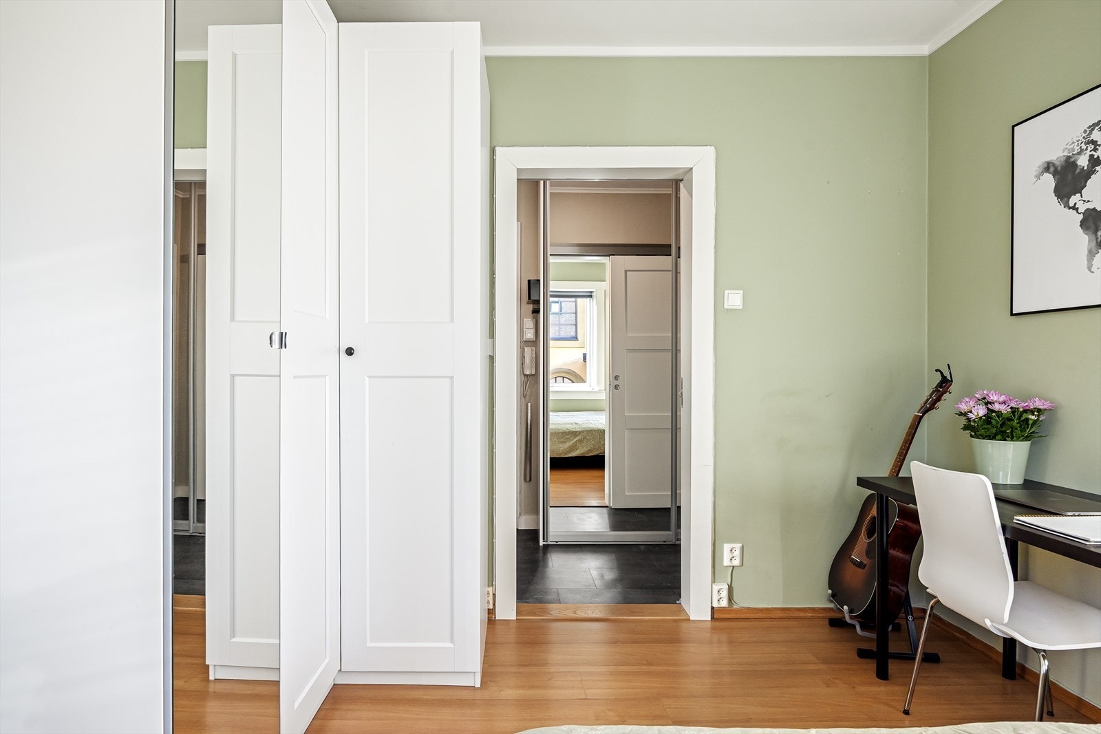 Soverommet har også gode oppbevaringsmuligheter med garderobeskap. Galleribilde