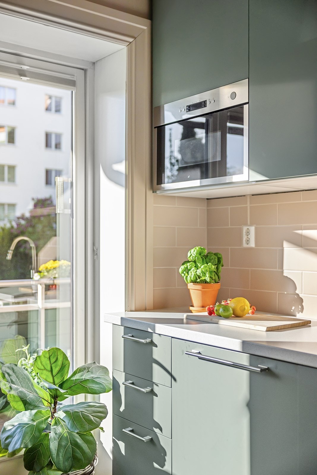 Integrerte hvitevarer inkluderer kjøl-/fryseskap, oppvaskmaskin, induksjonstopp, stekeovn, micro, waterguard e.l. og komfyrvakt. Galleribilde