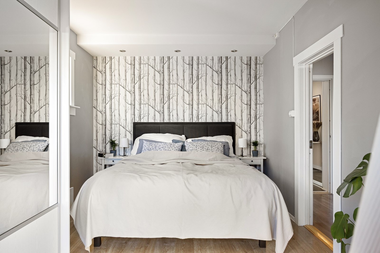 Hovedsoverommet er romslig, med plass til dobbeltseng, nattbord og tilhørende møbler. Galleribilde