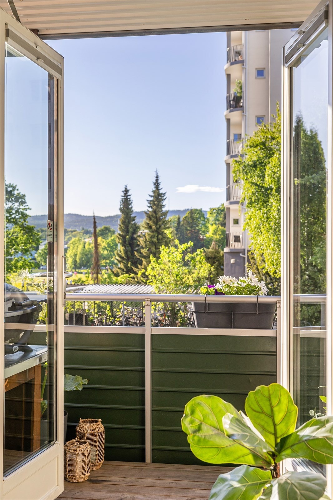 I vår- og sommerhalvåret blir balkongen en naturlig forlengelse av sittegruppen på kjøkkenet, som gjør det enklere å kokkelere på kjøkkenet samtidig som man underholder gjestene på balkongen. Galleribilde