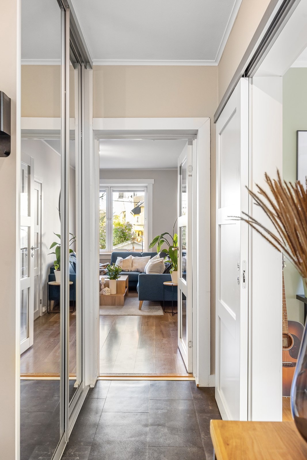 Det er godt med oppbevaring i skyvedørsgarderobe i gangen. Galleribilde