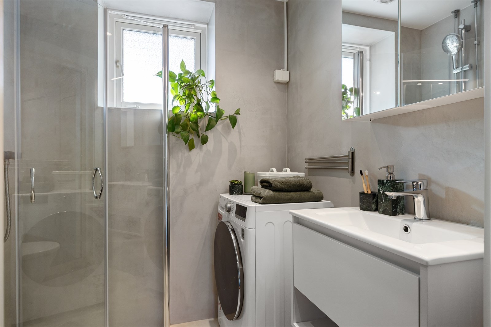 Badet er fra 2022 og er innredet med klosett, servant på innredning og dusjhjørne med svingbare dører. Galleribilde