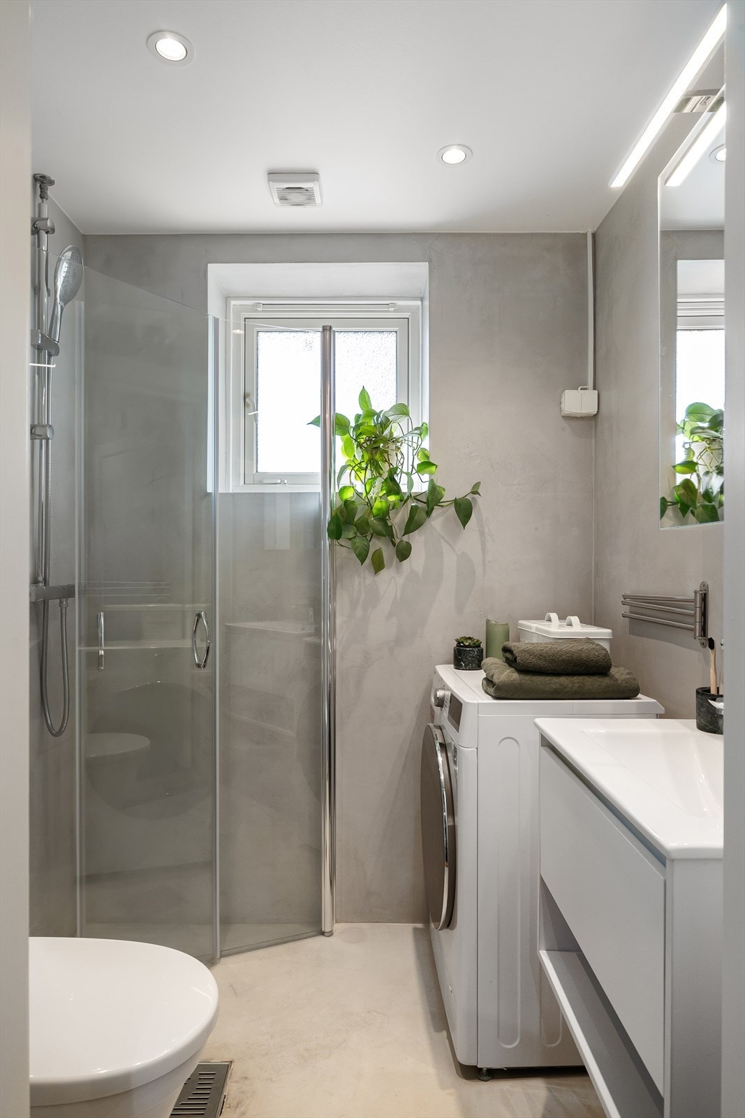 Leiligheten har et pent badrom med gulv og vegger med microsement, elektrisk gulvvarme, samt himlinger med malte plater, innfelt downlights. Galleribilde